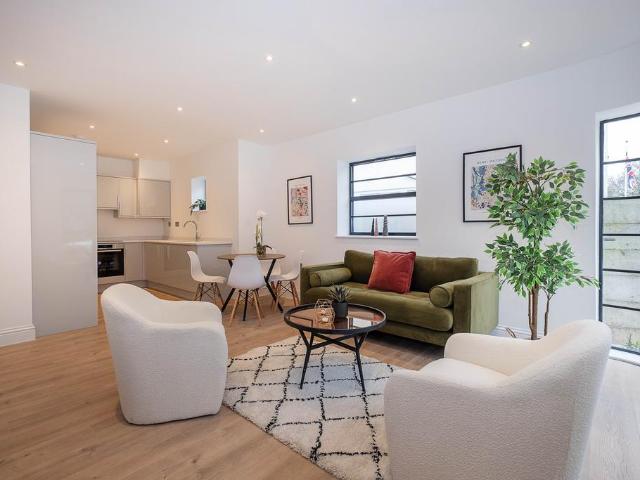 Flat for sale in Berrylands, Greater London