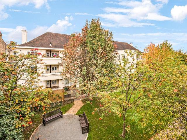 Flat for sale in Shepherd's Bush, Greater London