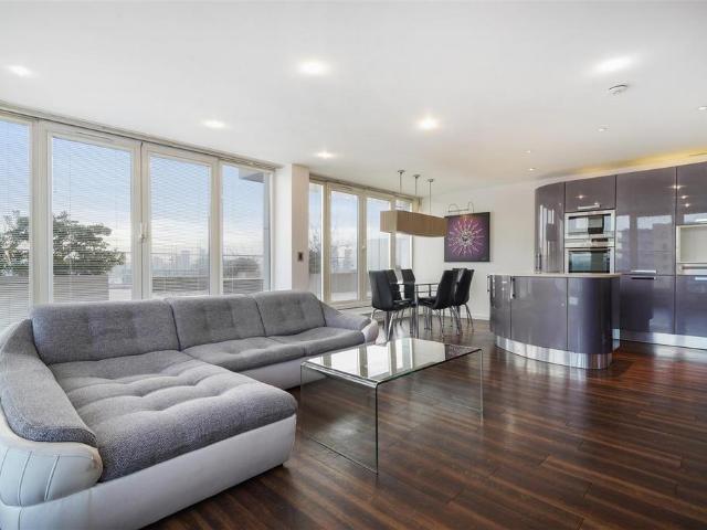 Flat for sale in Custom House, Greater London