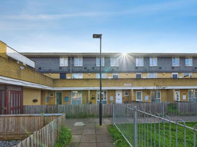 Flat for sale in London Borough of Hounslow, Feltham