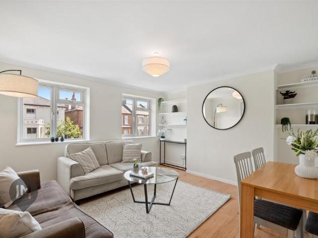 Flat for sale in Wandsworth, Greater London