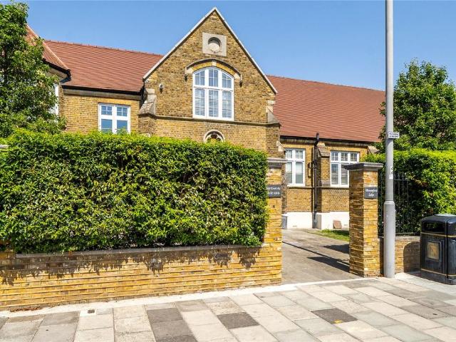 Flat for sale in Tolworth, Greater London