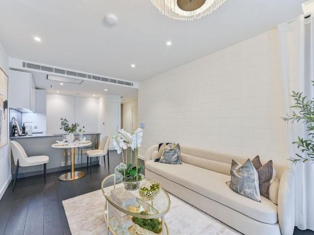 Flat for sale in Vauxhall, Greater London