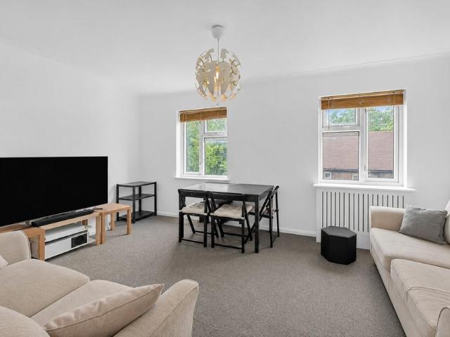 Flat for sale in Mortlake, Greater London