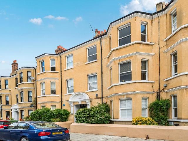 Flat for sale in Stockwell Park, Greater London