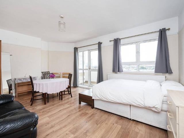 Flat for sale in Somers Town, Greater London