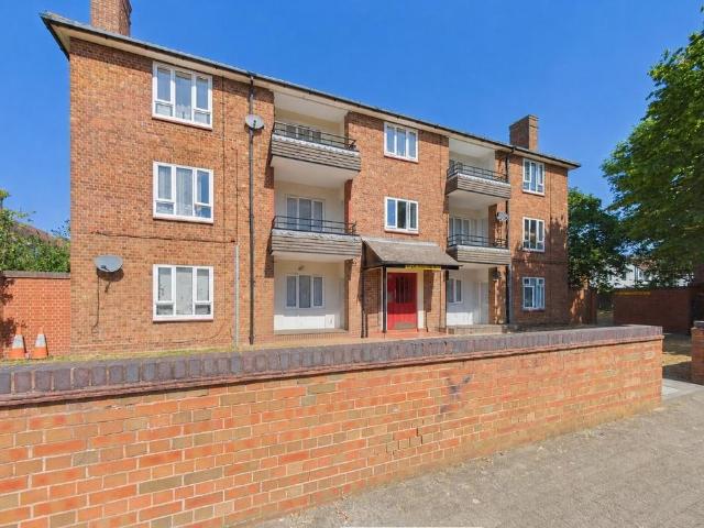 Flat for sale in South Ockendon, Essex