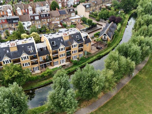 Flat for sale in Bowes, Greater London