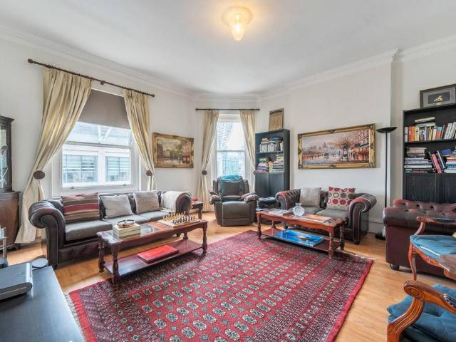 Flat for sale in Victoria, Greater London