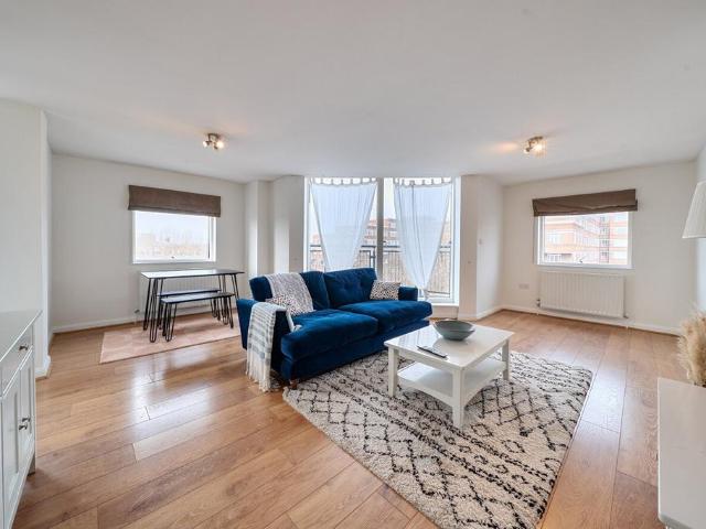 Flat for sale in Balham, Greater London