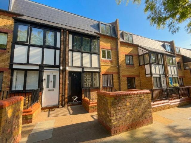Flat for sale in North Kensington, Greater London