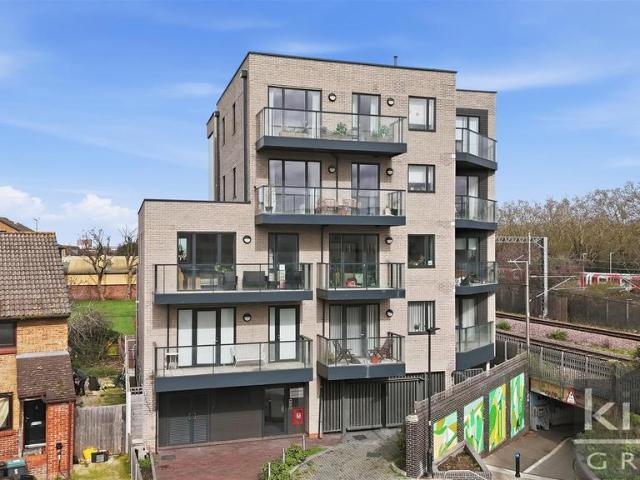Flat for sale in Tottenham Hale, Greater London