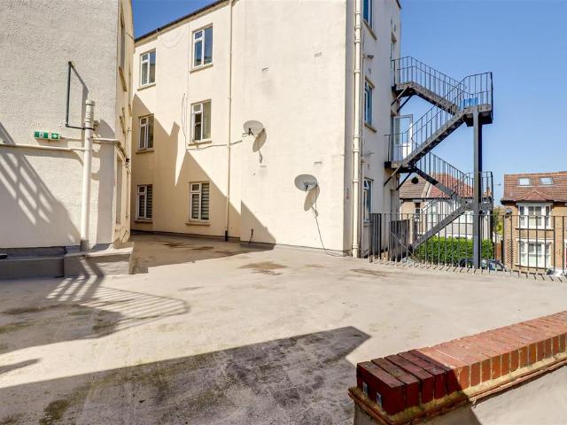 Flat for sale in Alton Barnes, Essex