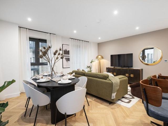 Flat for sale in Woodberry Down, Stamford Hill