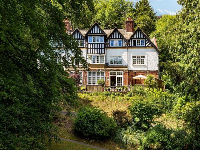 Flat for sale in Hillview, Surrey
