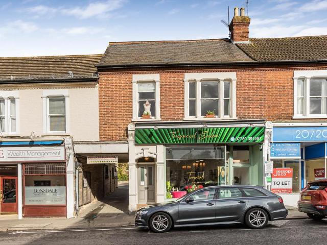 Flat for sale in Hatching Green, Five Acres