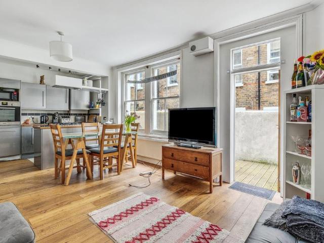 Flat for sale in Clapham Junction, Greater London