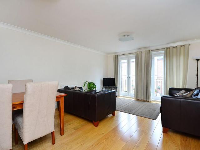 Flat for sale in London Borough of Hounslow, Strand
