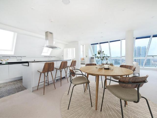 Flat for sale in Battersea, Greater London