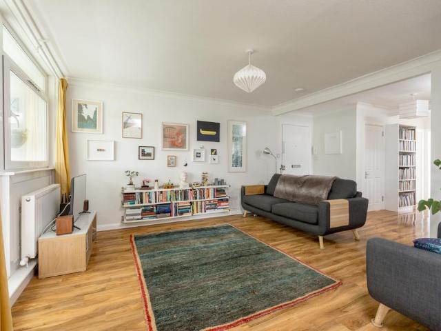 Flat for sale in Blackford, Scotland