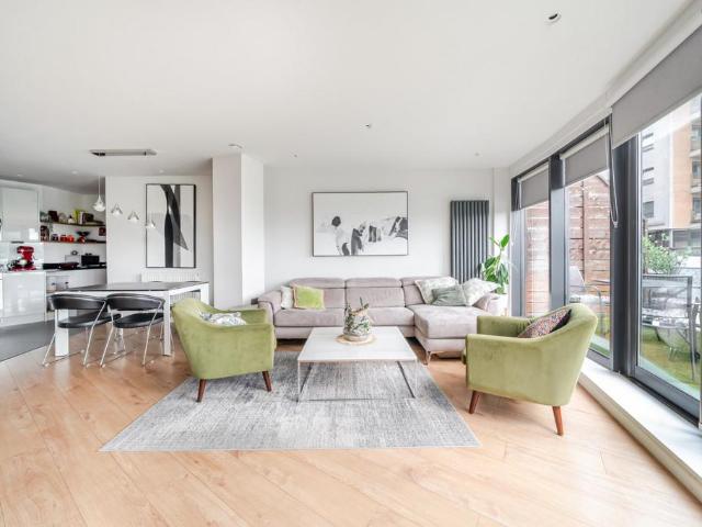 Flat for sale in London Borough of Ealing, Greater London