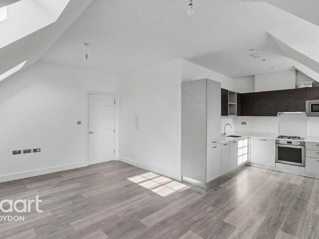 Flat for sale in London Borough of Croydon, Kenley