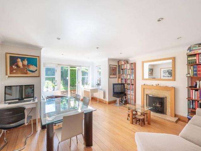 Flat for sale in West Hampstead, Greater London