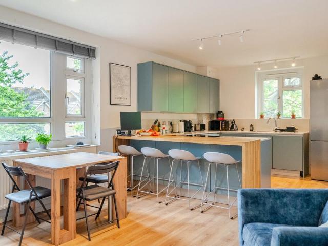 Flat for sale in Stockwell, Greater London