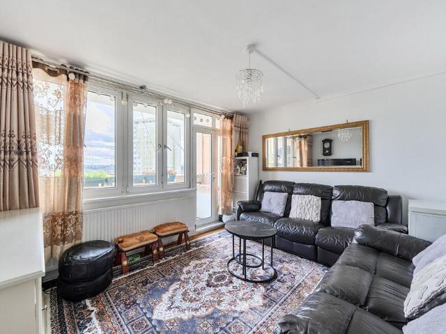 Flat for sale in West Kensington, Greater London