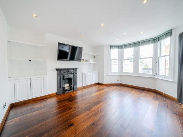 Flat for sale in Abbeville Village, Greater London