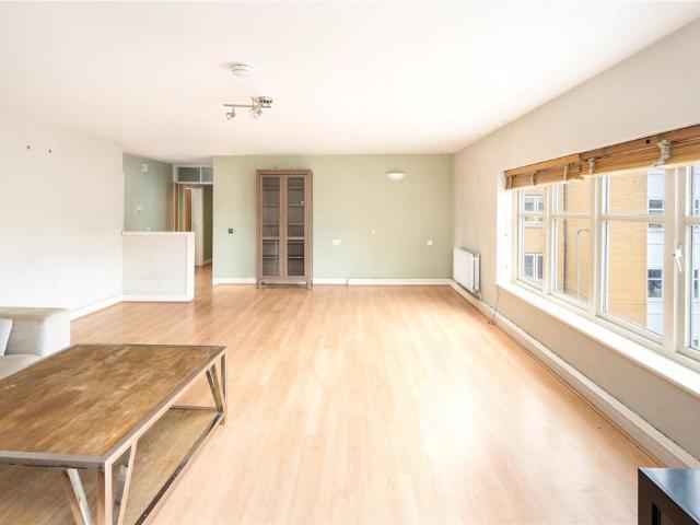 Flat for sale in Hackney Wick, Greater London