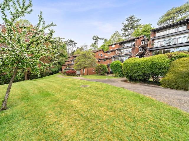 Flat for sale in Hillview, Surrey