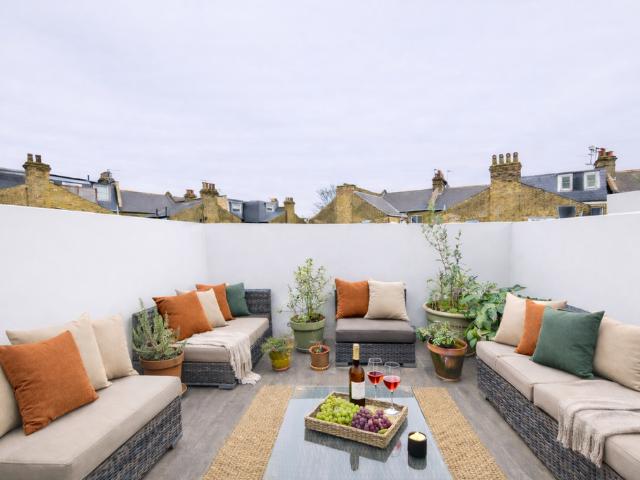 Flat for sale in Clapham Junction, Greater London