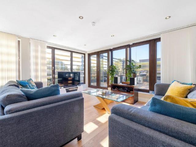 Flat for sale in Brixton, Greater London