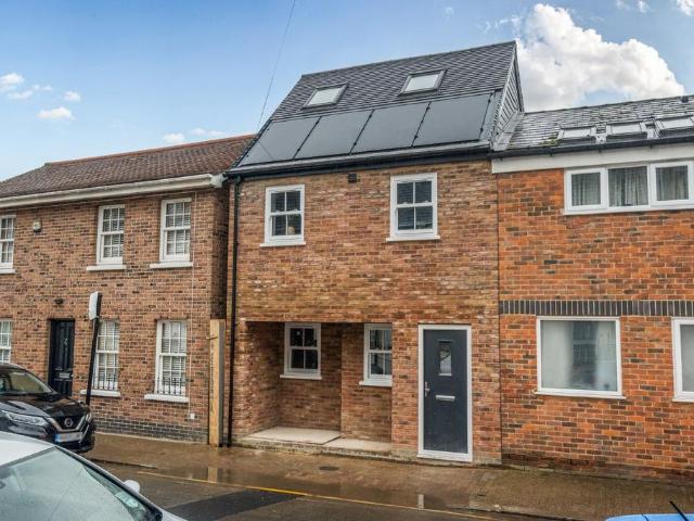 Flat for sale in Summerstown, Greater London
