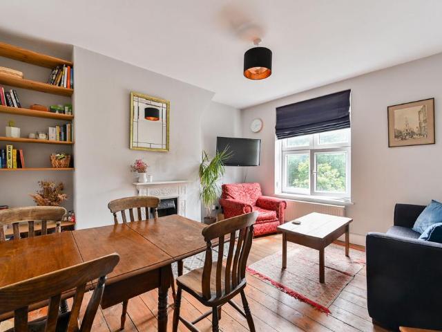Flat for sale in Clapham, Greater London