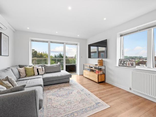 Flat for sale in London Borough of Merton, Merton Park