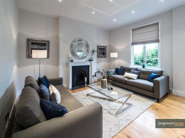 Flat for sale in Brondesbury, Greater London