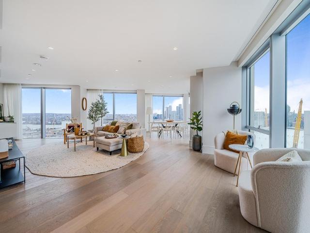 Flat for sale in Greenwich Peninsula, Greater London