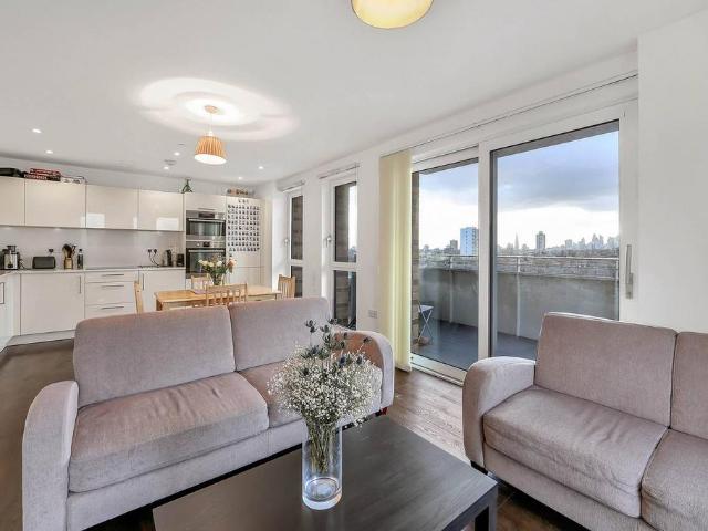 Flat for sale in Bromley-by-Bow, Bow