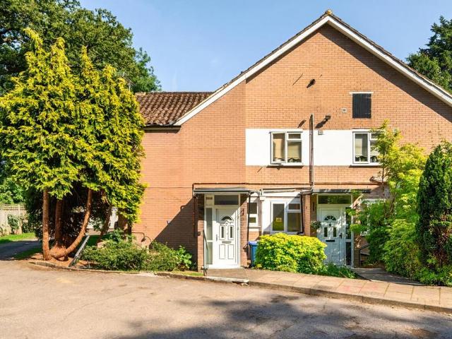 Flat for sale in Little Stanmore, Greater London