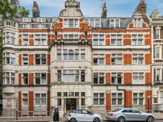 Flat for sale in St Giles, Greater London