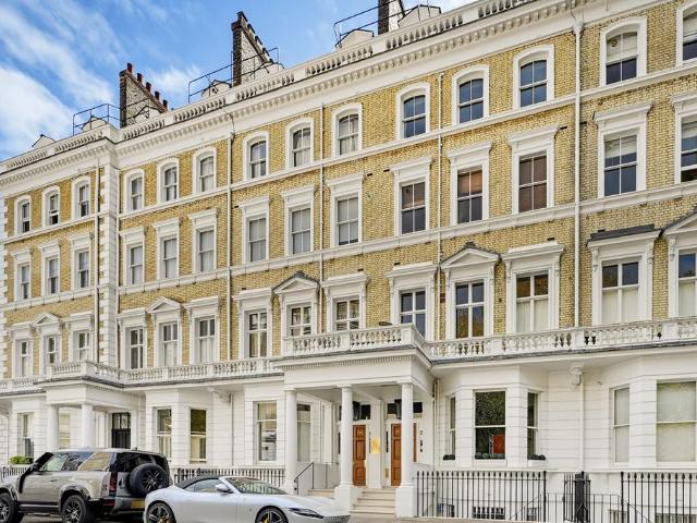 Flat for sale in Brompton, Greater London