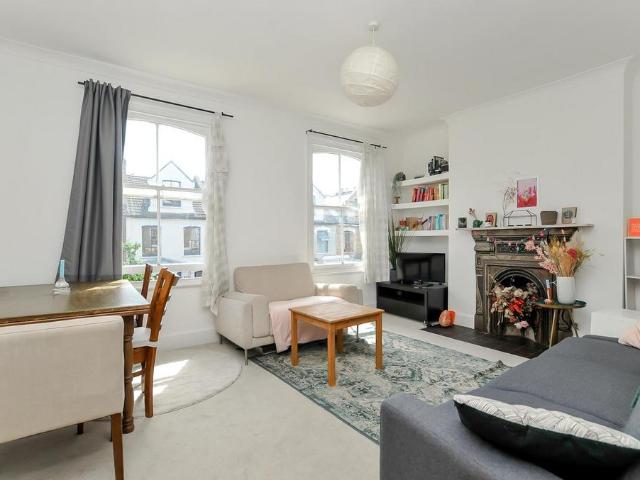 Flat for sale in Stoke Newington, Greater London