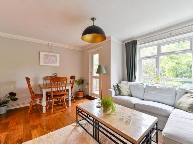 Flat for sale in Wandsworth, Greater London