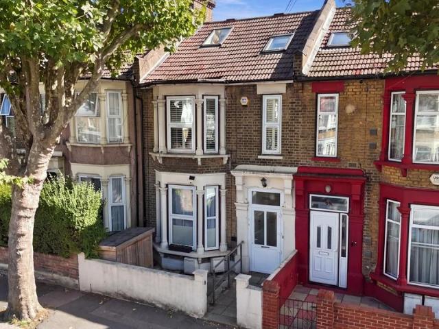 Flat for sale in London Borough of Waltham Forest, Greater London