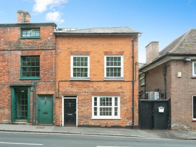 Flat for sale in Buckingham, Buckinghamshire