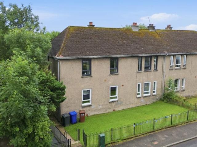 Flat for sale in Duntocher, Scotland