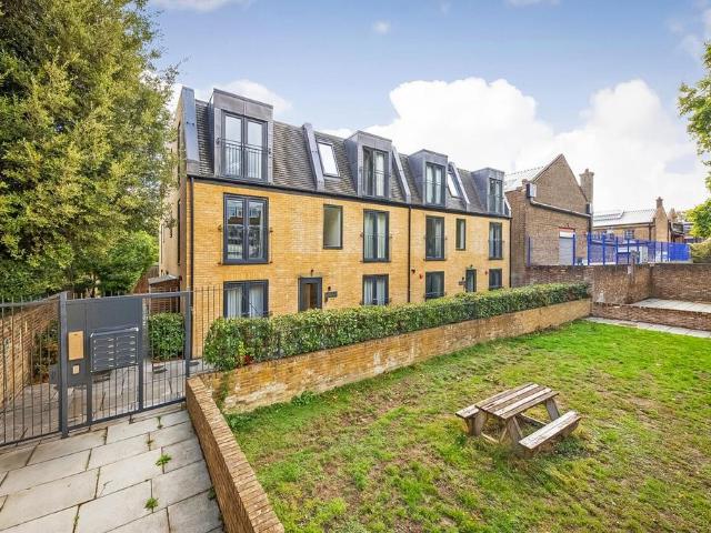 Flat for sale in Tulse Hill, Greater London