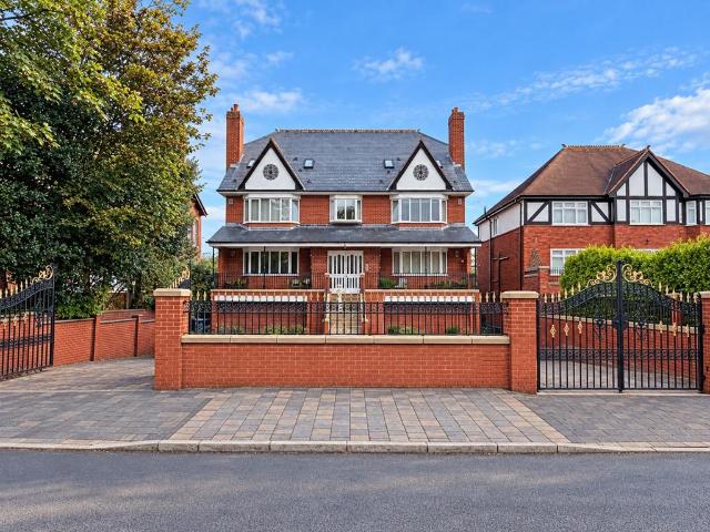Flat for sale in Southport, Sefton